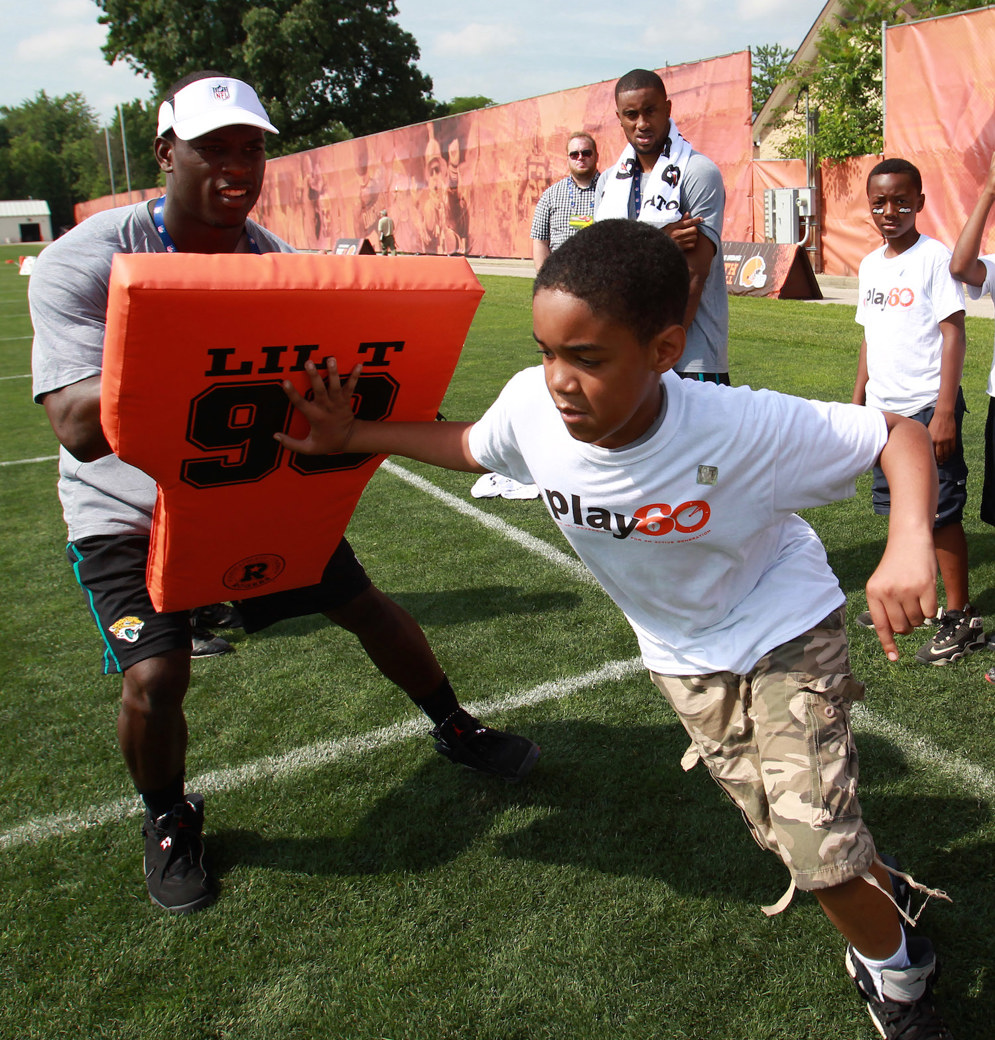 Jacksonville Jaguars&#x27; Telvin Smith participates in an NFL football Play 60 youth event at the Cleveland Browns practice facility as part of the 2014 NFL Rookie Symposium. (AP Photo/Aaron Josefczyk)