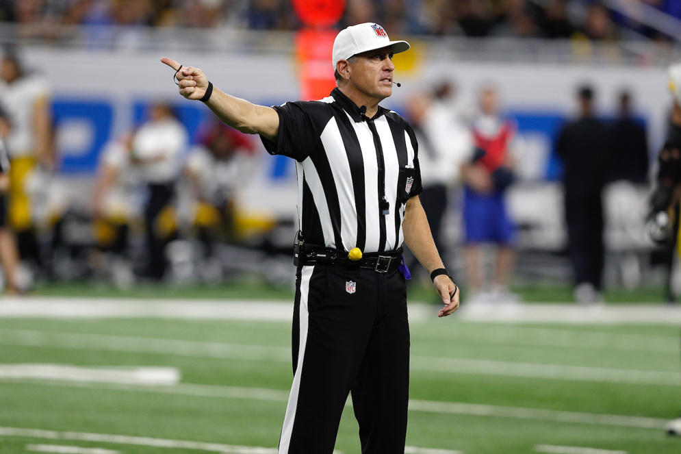 El &#xE1;rbitro John Hussey marca una falta durante un partido de la NFL. (Scott Boehm v&#xED;a AP)