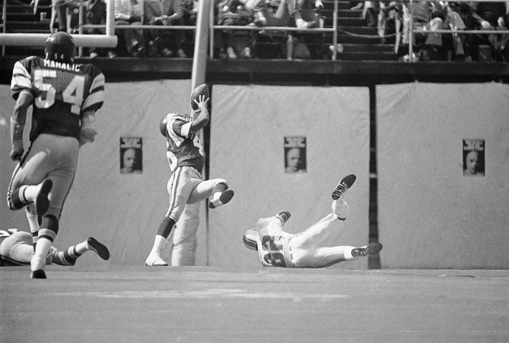 La NFL prob&#243; la repetici&#243;n instant&#225;nea durante el partido del Sal&#243;n de la Fama de 1978 y en otros seis partidos de pretemporada de ese a&#241;o. Se determin&#243; que el sistema a&#250;n no estaba listo para los partidos de temporada regular. (Fotograf&#237;a de AP/Rusty Kennedy)