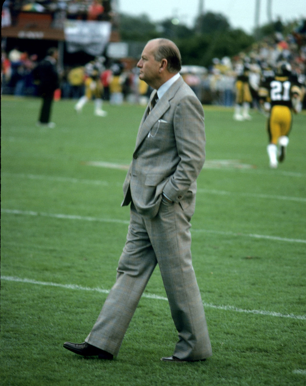 Dallas Cowboys president and general manager Tex Schramm stalks the sidelines before Super Bowl XIII, a 35-31 loss to the Pittsburgh Steelers on Jan. 21, 1979.&#160;(AP Photo/NFL Photos)&#160;
