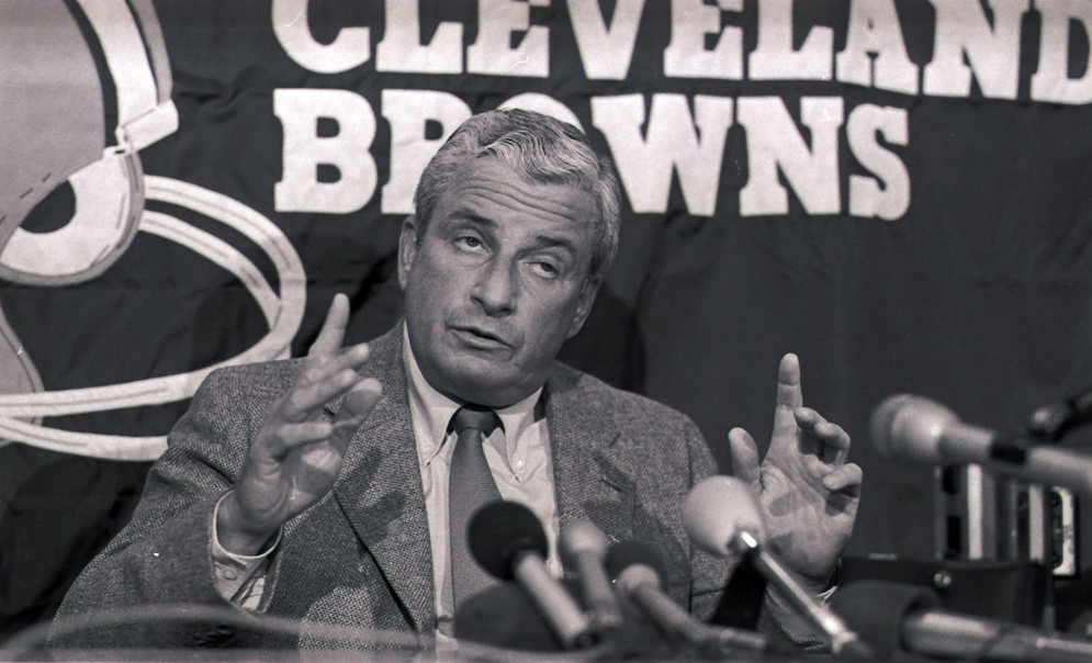 Art Modell, due&#241;o de los Cleveland Browns, da un mensaje durante la conferencia de prensa de 1982. (Fotograf&#237;a de AP/Mark Duncan)