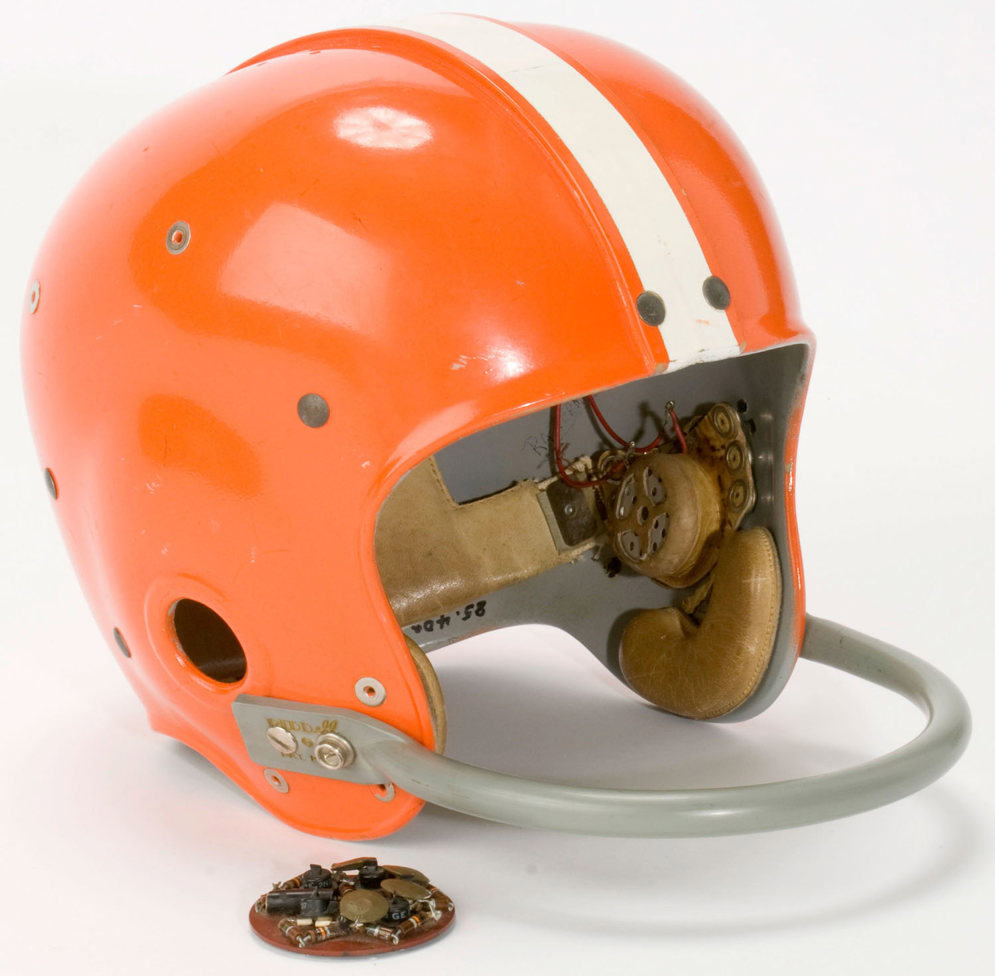 Este casco con radio dise&#241;ado por dos inventores de Ohio en 1956 para que el entrenador de los Cleveland Browns, Paul Brown, pudiera comunicarse por radio con su mariscal de campo fue prohibido poco despu&#233;s de su primer uso. Sin embargo, la NFL acept&#243; un sistema de comunicaciones mejorado entre entrenador y mariscal de campo casi 40&#160;a&#241;os despu&#233;s. (Sal&#243;n de la Fama del F&#250;tbol Americano Profesional)