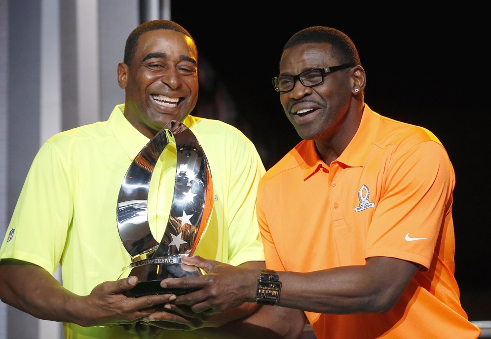 Michael Irvin, right, and Cris Carter, left, NFL Hall of Fame members and Pro Bowl Alumni captains, laugh during the Pro Bowl Kickoff news conference Tuesday, Jan. 20, 2015, in Phoenix. (AP Photo/Ross D. Franklin)