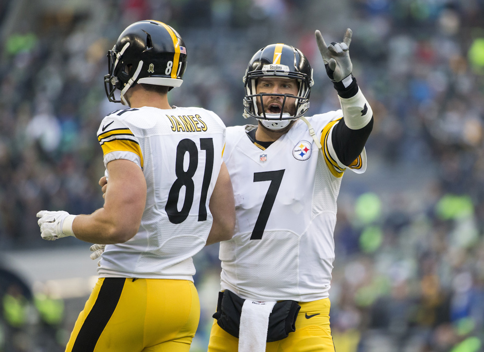 Pittsburgh Steelers quarterback Ben Roethlisberger signals that they are going for the 2-point conversion during a game against the Seattle Seahawks. The Steelers led the NFL in 2-point conversion attempts in 2015. (Greg Trott via AP)