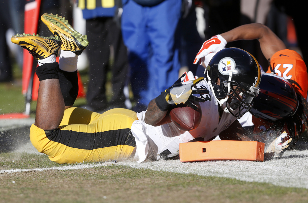 CBS viewers saw from the pylon camera that Pittsburgh Steelers running back Fitzgerald Toussaint came up short of the goal line during their 2016 AFC divisional playoff game against the Denver Broncos. Toussaint scored on the following play. (AP Photo/David Zalubowski)