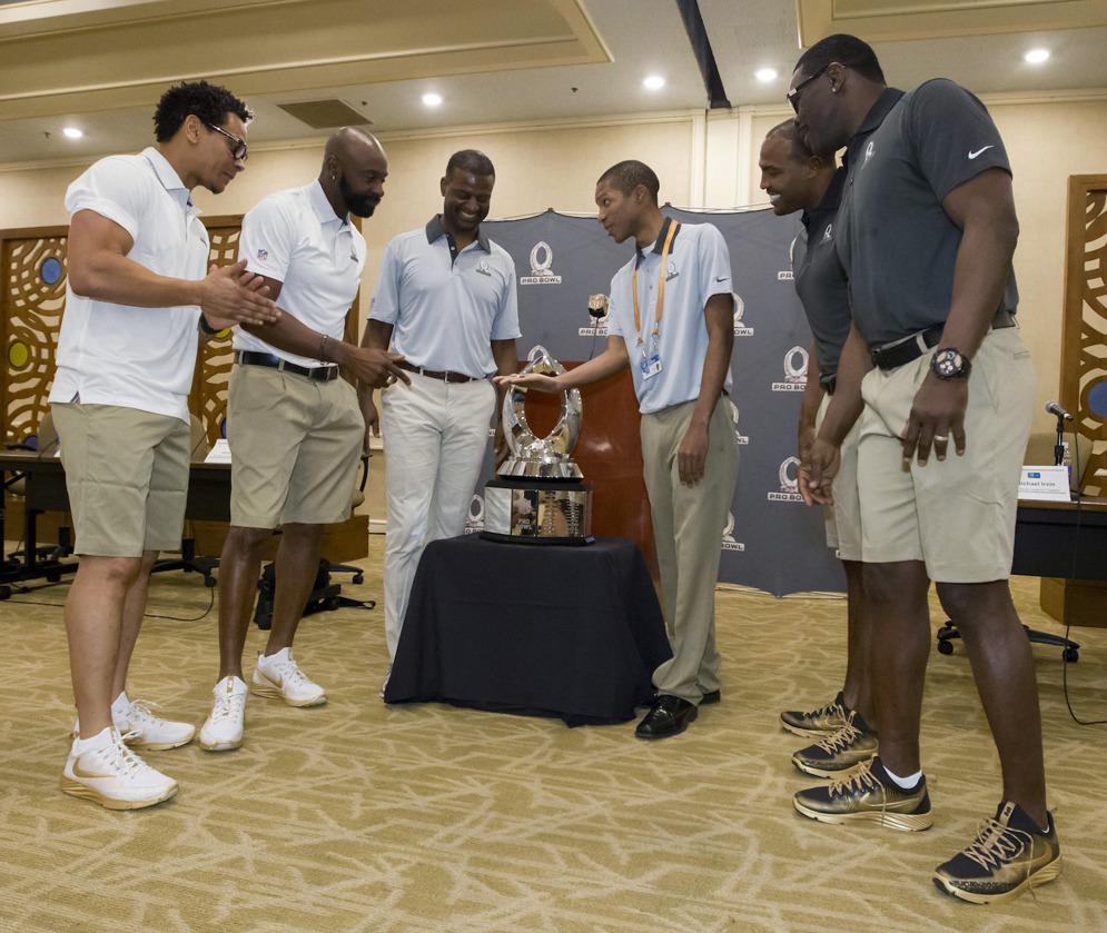 Team Rice co-captains Jerry Rice and Eric Davis&#xA0;and&#xA0;Team Irvin co-captains Michael Irvin Darren Woodson before the coin toss to determine draft order for the NFL football Pro Bowl, Tuesday, Jan. 26, 2016, in Kahuku, Hawaii. (AP Photo/Eugene Tanner)&#xA;