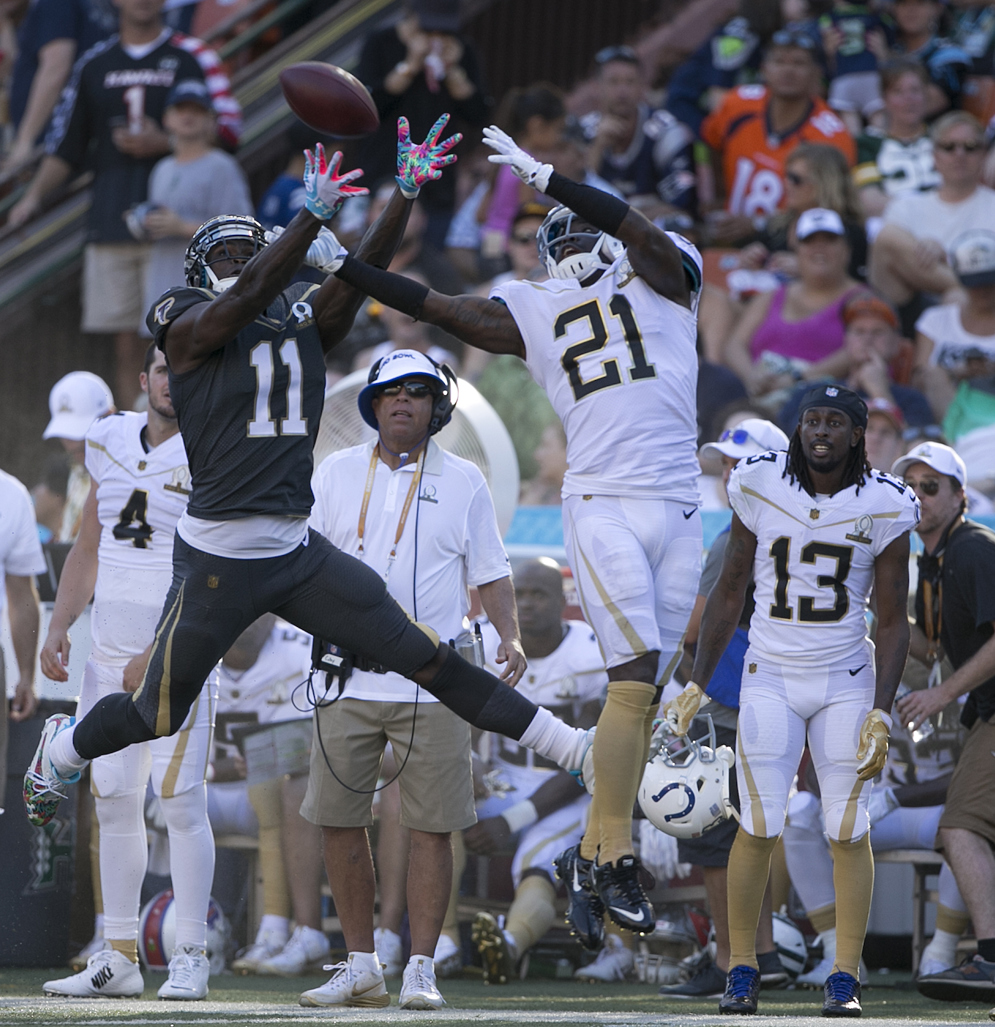 Atlanta Falcons wide receiver Julio Jones (11)&#xA0;and&#xA0;Indianapolis Colts cornerback Vontae Davis (21)&#xA0;compete for a ball at&#xA0;the 2016 NFL Pro Bowl. (AP Photo/Marco Garcia)&#xA;