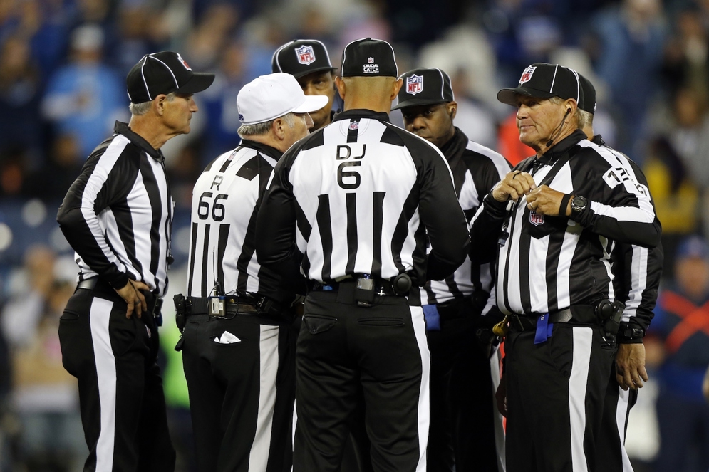 Los &#225;rbitros se re&#250;nen durante un partido de la NFL. (Foto AP/Wade Payne)