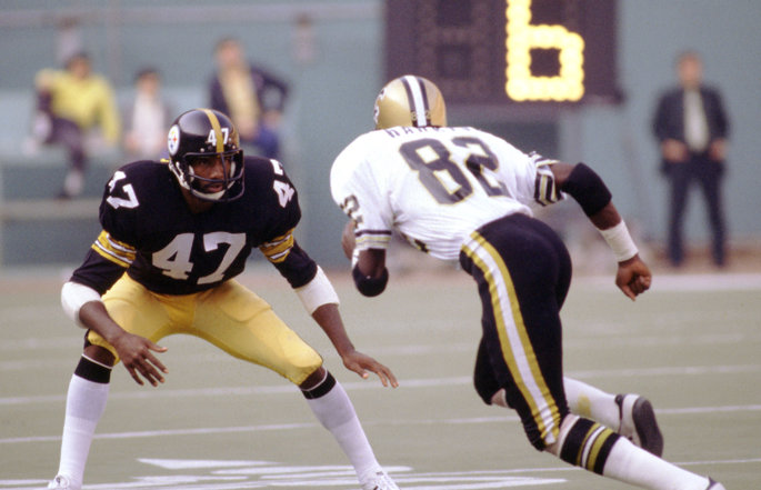 Former Pittsburgh Steelers cornerback Mel Blount lines up to block.